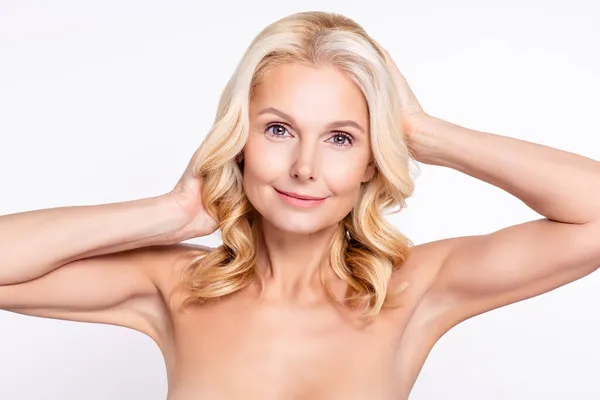 Πορτρέτο της ελκυστικής υγιή γκρίζα μαλλιά γυναίκα αγγίζοντας τα μαλλιά λεία τέλειο καλλυντικό τόνο δέρματος απομονώνονται σε λευκό φόντο χρώμα — Φωτογραφία Αρχείου