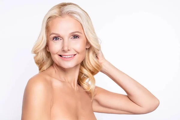 Retrato de atractiva mujer de pelo gris alegre tocando el cabello sano bienestar moderno aislado sobre fondo de color blanco — Foto de Stock