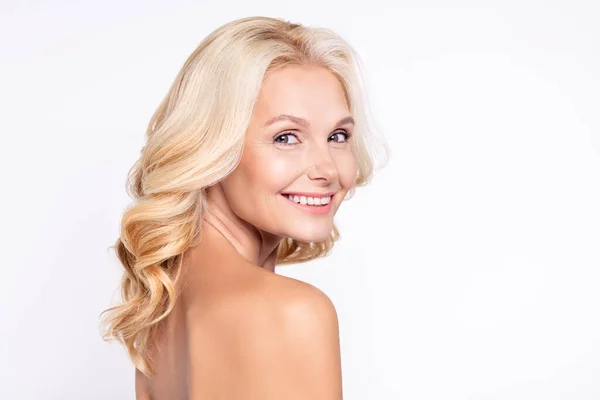 Profilo vista laterale ritratto di attraente donna dai capelli grigi pura dermatologia della pelle fresca isolato su sfondo di colore bianco — Foto Stock