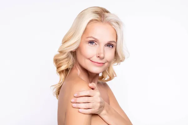 Profilo vista laterale ritratto di attraente donna dai capelli grigi sano lavaggio bagno di pelle benessere isolato su sfondo di colore bianco — Foto Stock