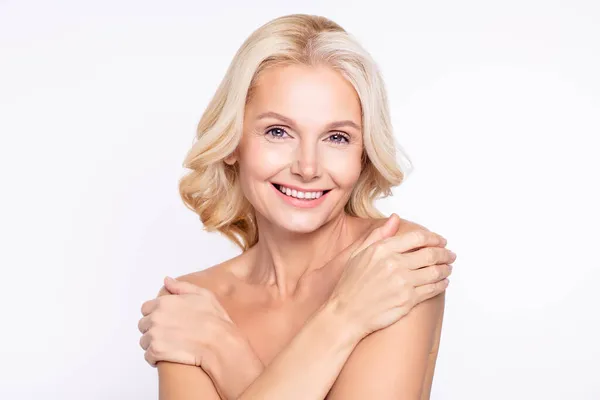 Retrato de mujer atractiva soñadora sana de pelo gris tocando hombros bienestar doméstico aislado sobre fondo de color blanco — Foto de Stock