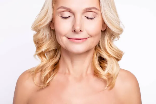 Vágott nézet portré vonzó vidám álmodozó egészséges ősz hajú nő modern bőrgyógyászat elszigetelt fehér színű háttér — Stock Fotó