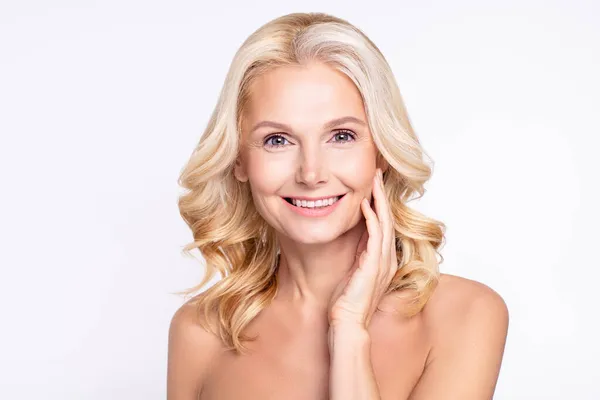 Πορτρέτο της ελκυστικής χαρούμενα υγιή γκρίζα μαλλιά γυναίκα αγγίζει καθαρό μαλακό καθαρό δέρμα απομονώνονται σε λευκό φόντο χρώμα — Φωτογραφία Αρχείου