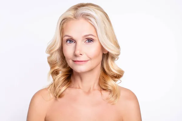 Ritratto di attraente donna dai capelli grigi sana dopo l'iniezione effetto botox disintossicazione isolato su sfondo di colore bianco — Foto Stock