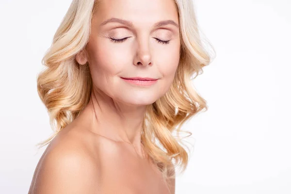 Retrato de vista recortada de la mujer atractiva soñadora sana de pelo gris hormonas modernas cuidado de la salud aislado sobre fondo de color blanco —  Fotos de Stock