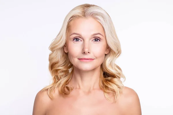 Ritratto di attraente allegra donna dai capelli grigi calma con pelle liscia peeling laser perfetto isolato su sfondo di colore bianco — Foto Stock