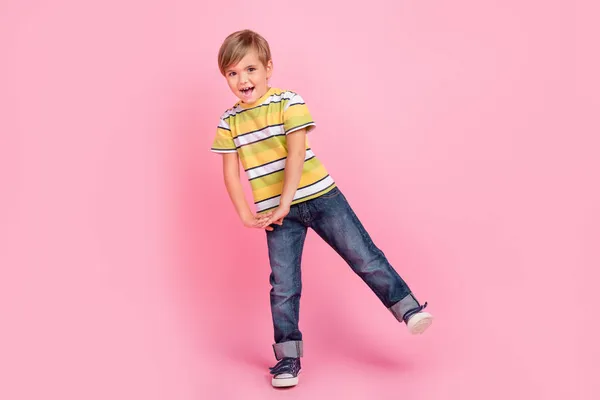 Полное фото тела маленького мальчика носить джинсы хорошее настроение улыбка наслаждаться изолированы на розовом фоне цвета — стоковое фото