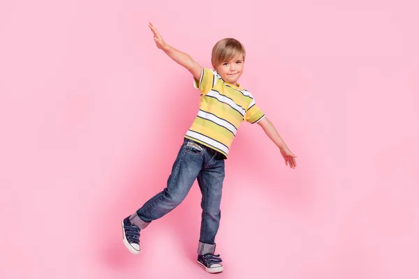 Pełny rozmiar zdjęcie młodego chłopca cieszyć podnieść ręce latać skrzydła samolot uśmiech odizolowany na różowy kolor tła — Zdjęcie stockowe