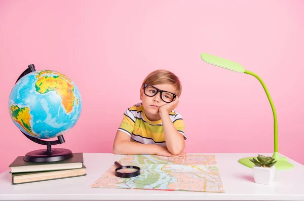 Foto di poco annoiato ragazzo infelice faccia a mano sguardo vuoto spazio scienza lezione isolato su sfondo di colore rosa — Foto Stock