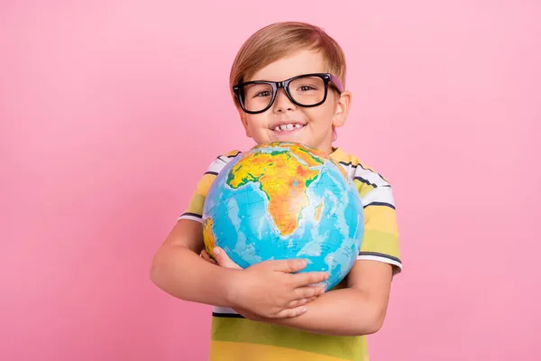 Foto di piccole mani allegre ragazzo allegro tenere lezione lezione lezione globo isolato su sfondo di colore rosa — Foto Stock