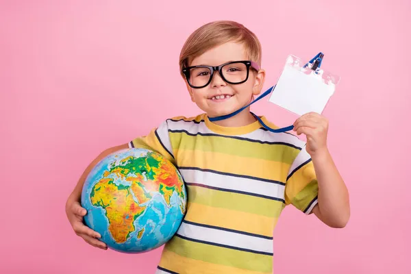 年轻快乐积极的小男孩牵着手标识标签全球小学生的微笑被粉色背景隔离的照片 — 图库照片