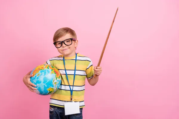 Foto di giovane piccolo ragazzo felice tenere mano puntatore bastone globo lezione di educazione isolato su sfondo di colore rosa — Foto Stock