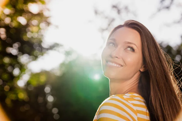 Profilo vista laterale ritratto di attraente spensierata ragazza allegra divertirsi trascorrere le vacanze tempo festivo godendo di aria fresca sana all'aperto — Foto Stock