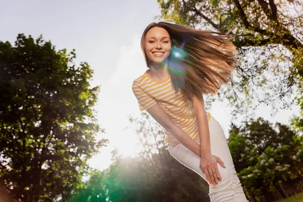 Foto ritratto donna trascorrere del tempo libero nel parco verde della città sorridente felicissimo con il sole caldo — Foto Stock