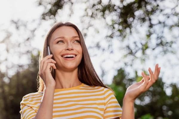 Fénykép portré nő tölti szabadidejét a nyári parkban mosolygós beszél a mobiltelefon vidám — Stock Fotó