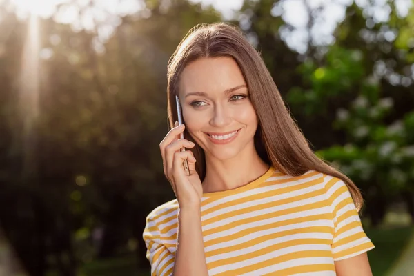 Portré vonzó vidám lány beszél telefonon kapcsolat megbeszélése kiadások szabadidő nyaralás nap ragyog fényes szabadban — Stock Fotó