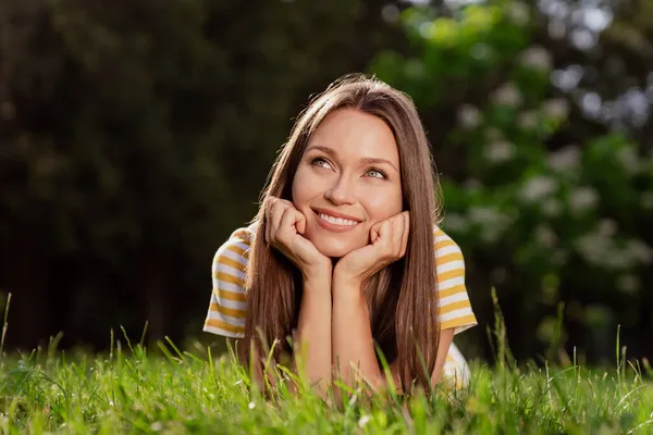 Photo portrait smiling dreamy woman laying on grass enjoying chilling on weekend in city park — Stock Photo, Image