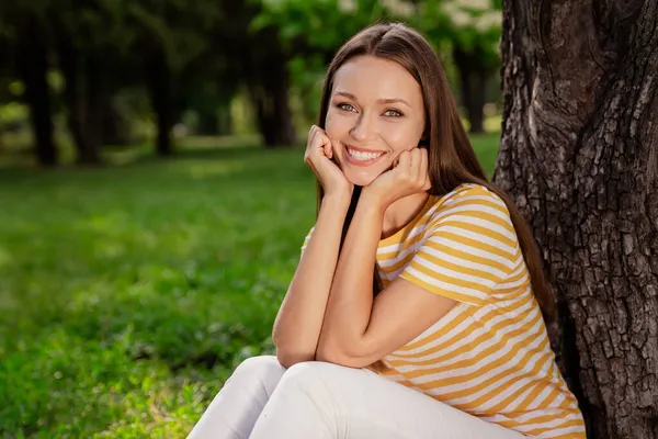 Photo portrait smiling happy woman sitting in green city park in summer chilling on holidays — Stock Photo, Image
