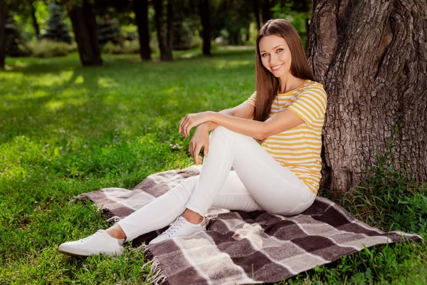 Comprimento total do corpo tamanho foto jovem mulher sentada no cobertor xadrez sorrindo feliz no verão tempo ensolarado — Fotografia de Stock
