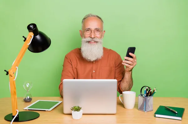 魅力的なひげそりハンサムなチーズ男エージェントブローカーの肖像デバイスアプリを使用して緑の色の背景に孤立5g — ストック写真