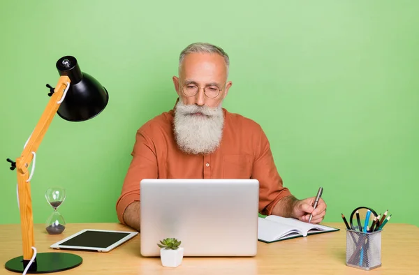 Portrait d'homme habile intellectuel attrayant cheveux gris agent courtier plan d'écriture pour faire la liste isolée sur fond de couleur verte — Photo