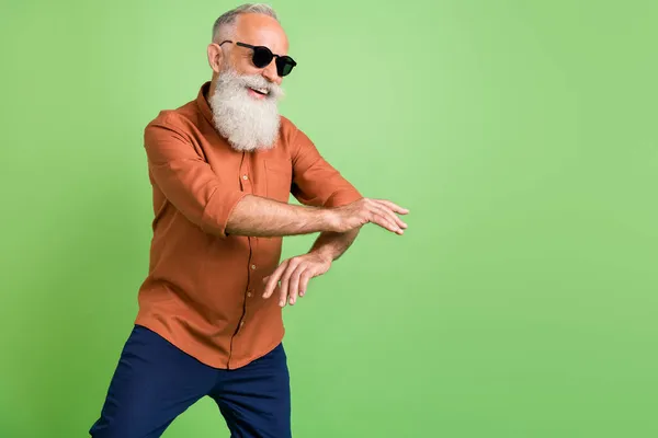 Profil côté photo de gai vieil homme amusez-vous profiter de lunettes de musique isolé sur fond de couleur verte — Photo