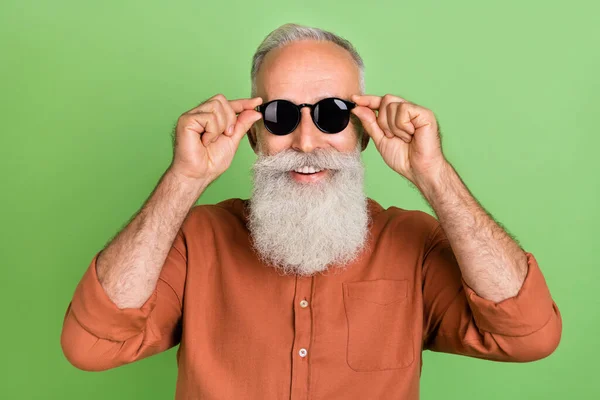 Foto von fröhlichen Senior gutaussehenden Mann Brille gute Laune modernes Aussehen isoliert über grüne Farbe Hintergrund — Stockfoto