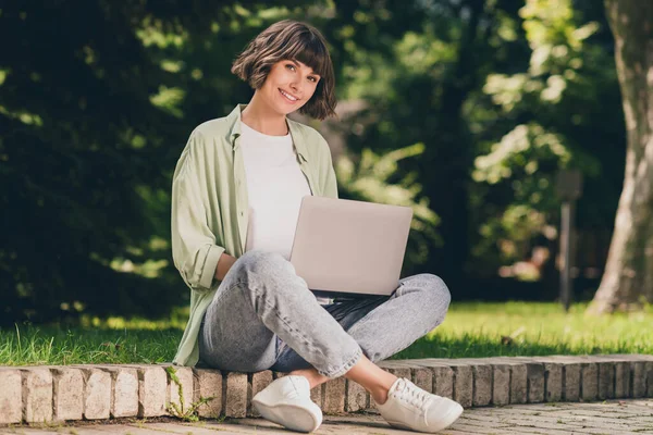 Full length body size photo smiling young girl sitting on ground working on laptop with new start-up — Stock Photo, Image