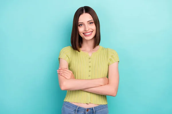 Foto da senhora alegre auto-confiante cruzou as mãos brilhante sorriso desgaste blusa verde isolado fundo cor teal — Fotografia de Stock