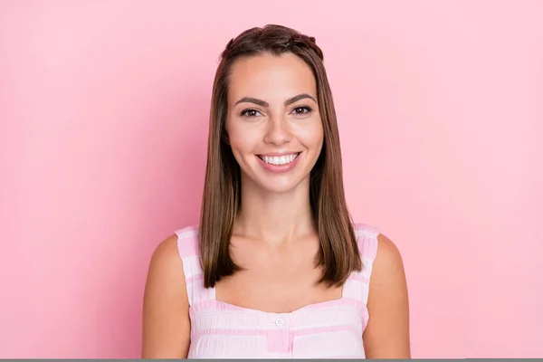 긍정적 인 젊은 여성 이 미소짓는 행복 한 사진 파스텔 핑크 색 배경 위에 격리 된 자유 시간을 즐긴다 — 스톡 사진