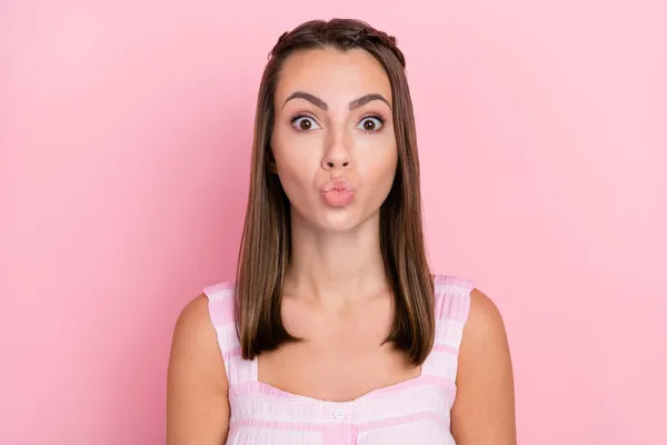 Φωτογραφία από χαρούμενα φλερτ νεαρή γοητευτική γυναίκα στείλετε φιλί αέρα καλή διάθεση κυρία απομονωμένη σε παστέλ ροζ χρώμα φόντο — Φωτογραφία Αρχείου