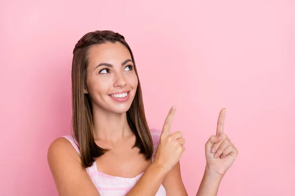 Foto de mujer hermosa joven señalar los dedos espacio vacío recomendado aconsejar seguir anuncios aislados sobre fondo de color rosa — Foto de Stock
