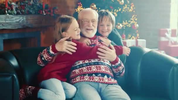 Uroczy rodzina grupa przytulić krewnych cieszyć się komfort — Wideo stockowe