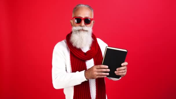 Wiarygodny Santa dziadek wykazać książki bezpośredni palec studiujesz koncepcję promo — Wideo stockowe