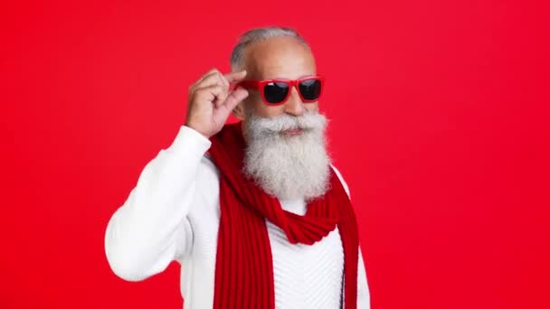 Positivo confiado agradable carismático anciano sacar gafas de sol mirar cámara — Vídeo de stock