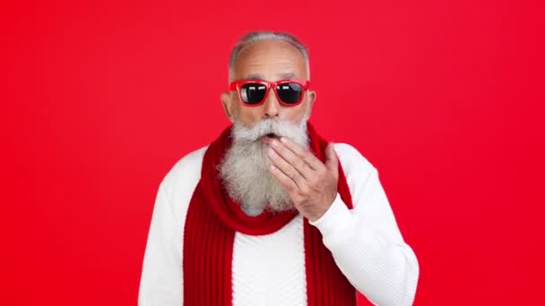 Божевільний смішний дідусь Санта робить помилку руки закрити губи винний жест — стокове відео
