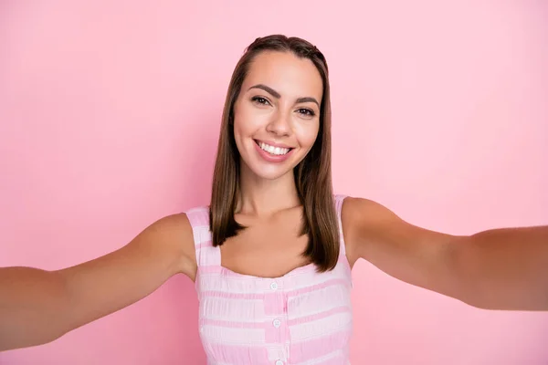 Фото молодої веселої леді гарного настрою змушують селфі-камеру вести блог поїздки ізольовані на рожевому кольоровому фоні — стокове фото