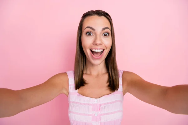 Foto de la joven chica bonita sorprendido hacer video blogger selfie vacaciones aisladas sobre fondo de color rosa — Foto de Stock