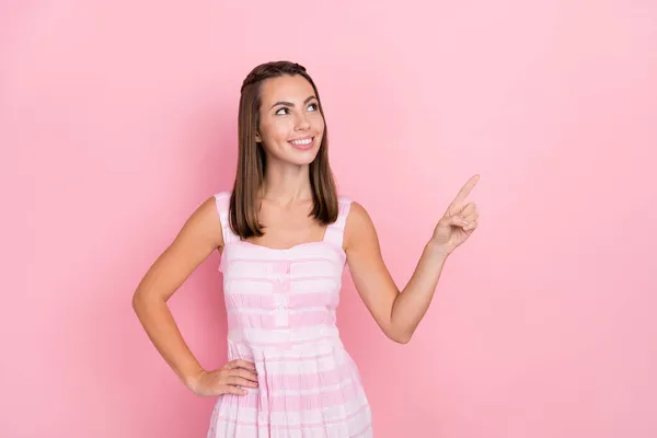 幸せな正の幸せな若い女性のポイントの写真ピンクの色の背景に隔離された空の空間情報を見る — ストック写真