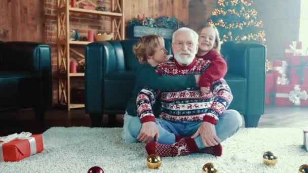 Dromerige kleinkinderen knuffelen blij opa familie liefde comfort concept — Stockvideo