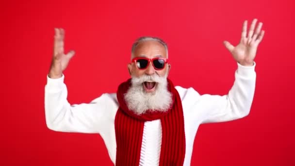 Opgewonden gek zorgeloos funky santa verschijnen opstaan leeg ruimte golf hand — Stockvideo