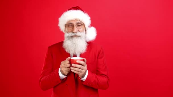 Munter glad for at Santa drikker kaffe latte direkte på fingersiden tomme rom x-mas salg – stockvideo