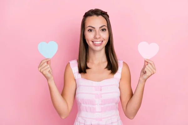 Foto av glada trevligt positiva glad ung kvinna hålla papper hjärtan händer isolerade på rosa färg bakgrund — Stockfoto
