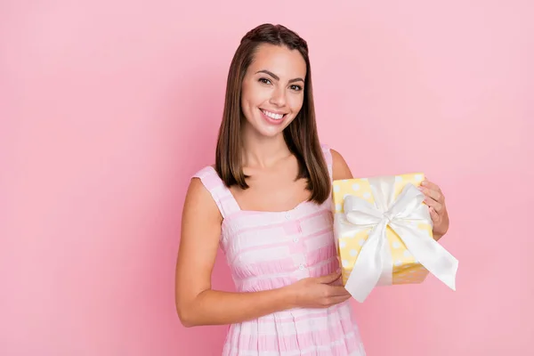 Foto de una joven feliz mujer positiva cogida de la mano caja de regalo vacaciones de primavera aislado en el fondo de color rosa —  Fotos de Stock