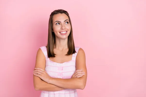 Foto di sognante fiducioso felice giovane donna tenere le mani piegate sguardo vuoto isolato su sfondo di colore rosa — Foto Stock
