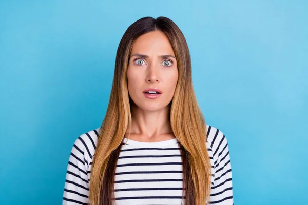 Foto van geschokt onder de indruk jonge vrouw gekleed gestreepte trui grote ogen geïsoleerde blauwe kleur achtergrond — Stockfoto