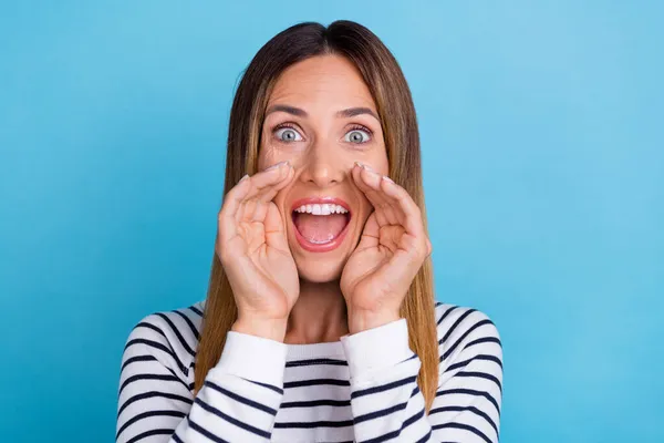 Foto di maturo biondo divertente signora mano bocca indossare camicia a righe isolato su sfondo di colore blu — Foto Stock