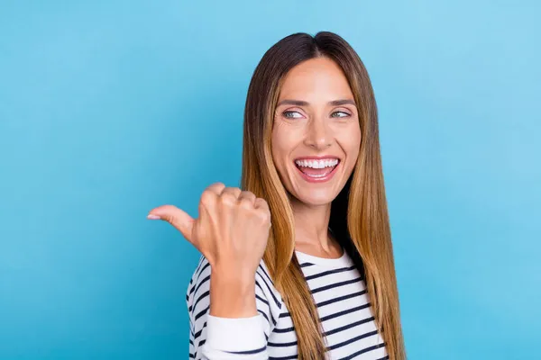 Profiel foto van volwassen blond cool lady point look lege ruimte slijtage gestreept shirt geïsoleerd op blauwe kleur achtergrond — Stockfoto