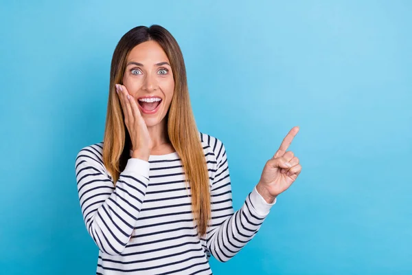 Foto di giovane bionda impressionato signora punto vuoto usura camicia a righe isolato su sfondo di colore blu — Foto Stock