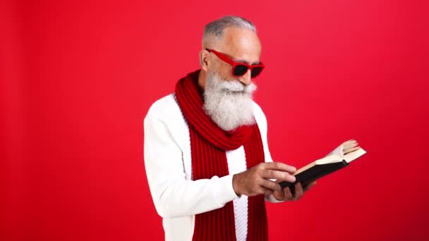 Sprytny Święty Mikołaj czytać bajki ogon opowieść x-mas kolęda objąć podręcznik — Wideo stockowe
